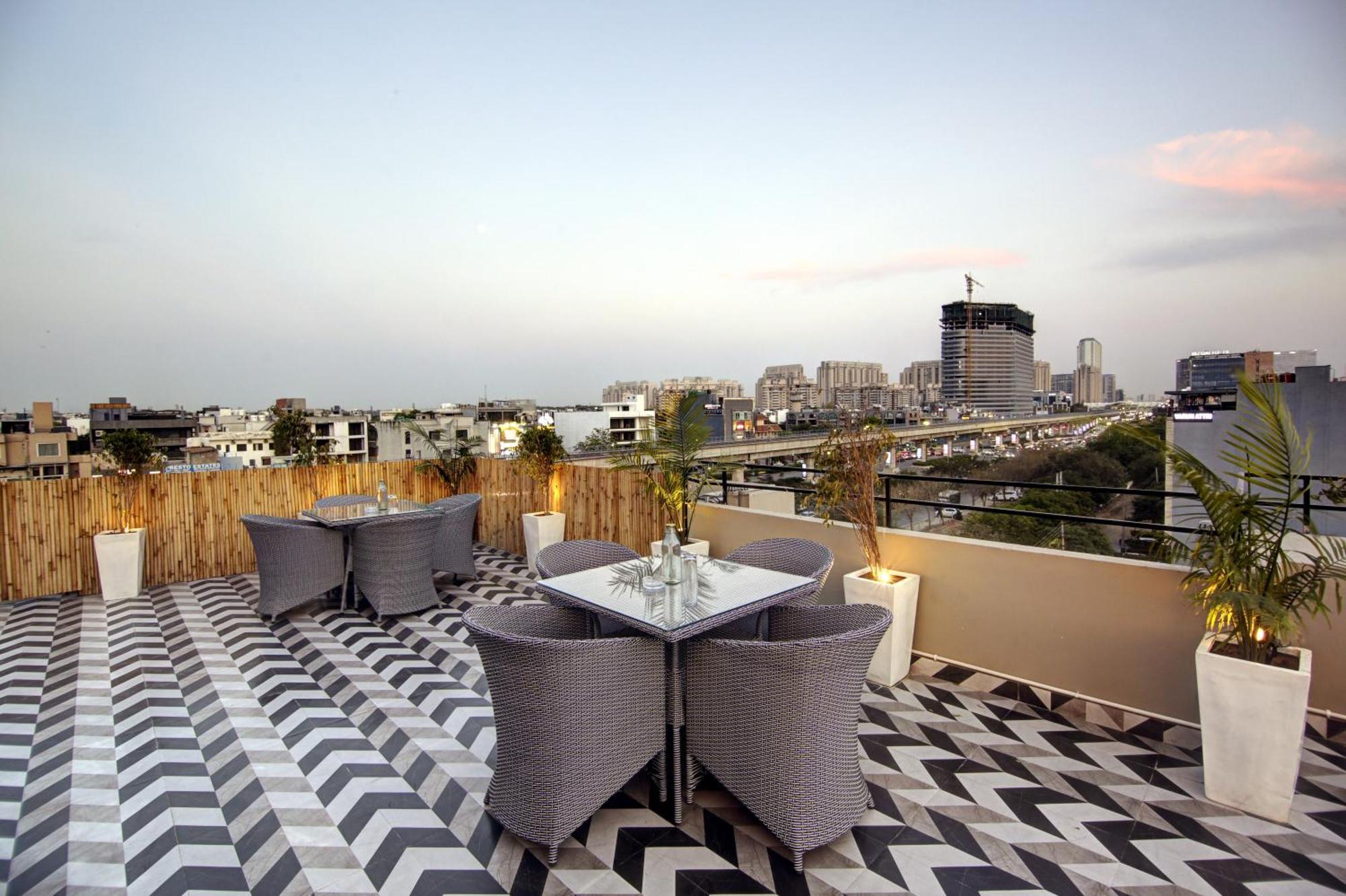 Saltstayz Select - Golf Course Road Гургаон Экстерьер фото